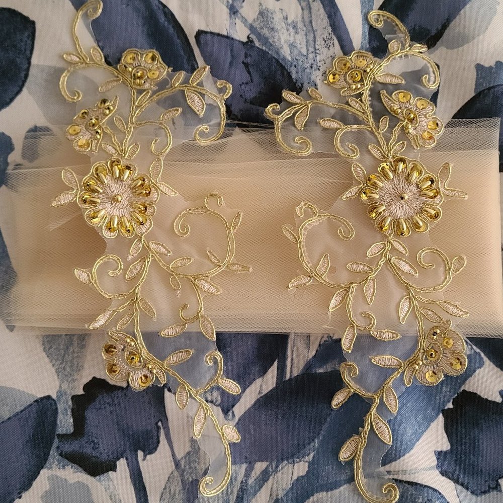 2 Embellishments and Tulle - Picture 2 of 4